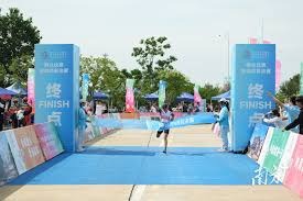 暖心，埃克塞特城小将伯奇对曼城打入进球后，谢尔基给予鼓励